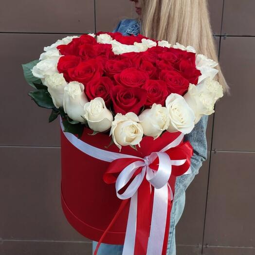 Розы в коробке в форме Сердца