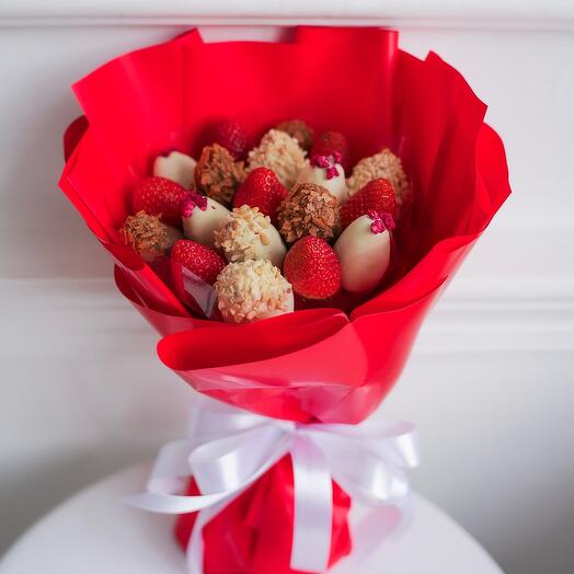 Bouquet of chocolate-covered strawberries "Strawberry charm" in size M