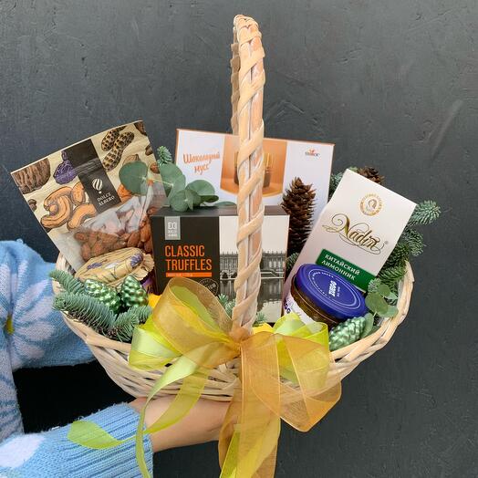 Подарочный набор с медом, чаем, конфетами, конфитюром и орехами в корзине