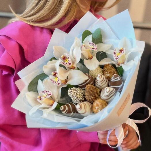 Букет с белыми орхидеями и клубникой в молочном шоколаде 🥰