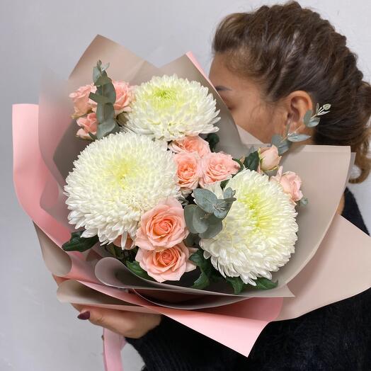 Букет 29 | Нежный букет из одноголовой хризантемы и кустовой розы
