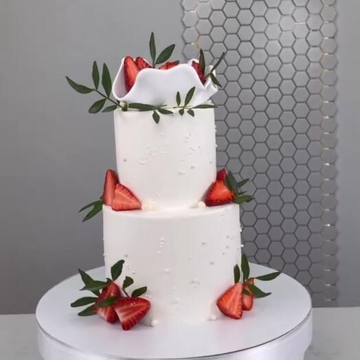 Торт с клубникой