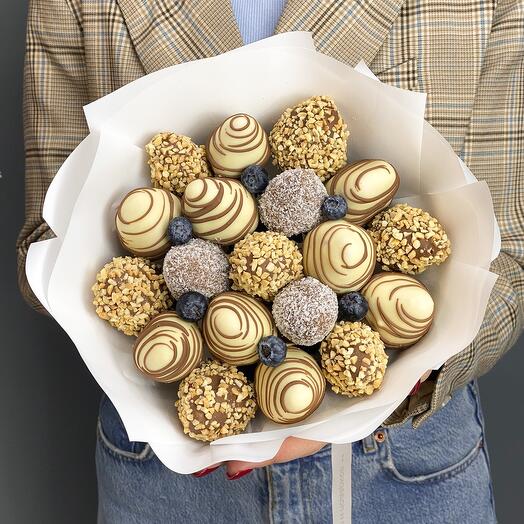 Bouquet of chocolate-covered strawberries 19 pcs Peach