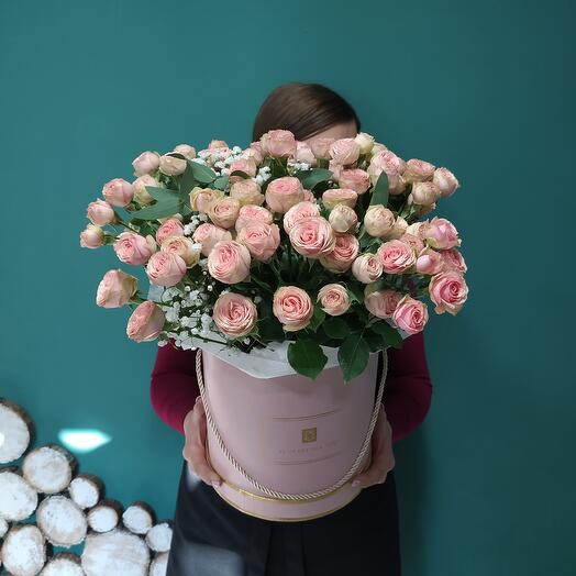 Bush roses in a hatbox