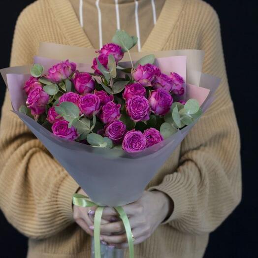 5 Peony-shaped roses of the Sensational Class with the addition of fragrant eucalyptus
