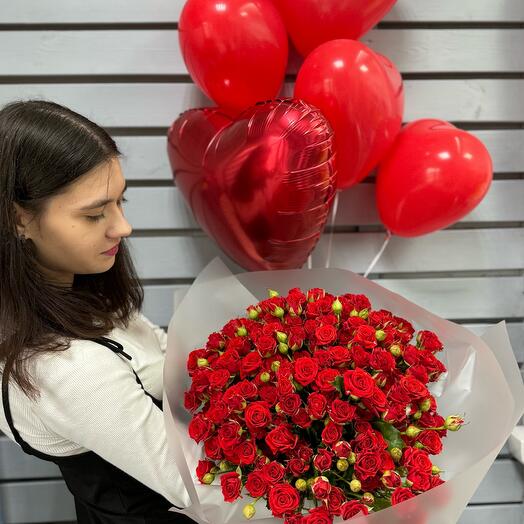 Набор из красных кустовых роз и сердец шаров