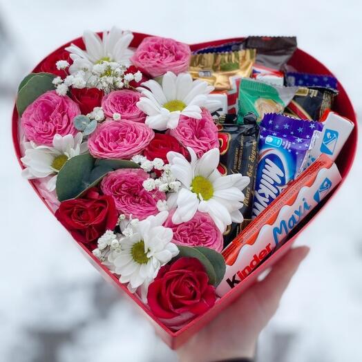 Сердце с цветами и шоколадными батончиками