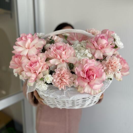 Cesta con Hortensia Dianthus y rosa francesa
