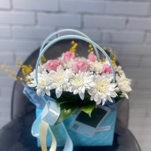 Композиция с хризантемами и тюльпанами в коробке для учителя 🌸