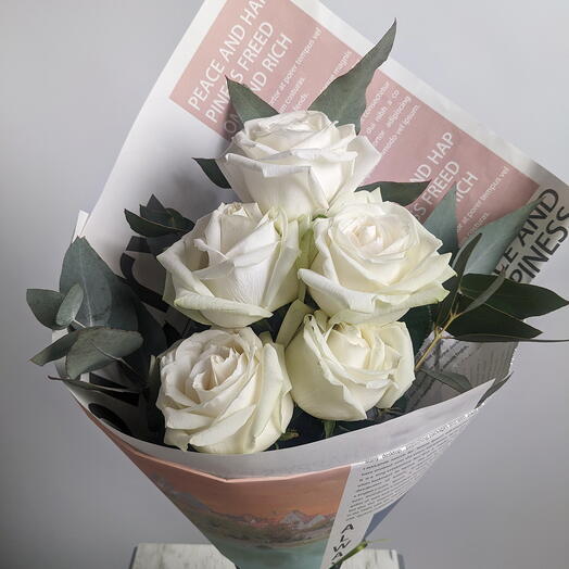 5 white roses
