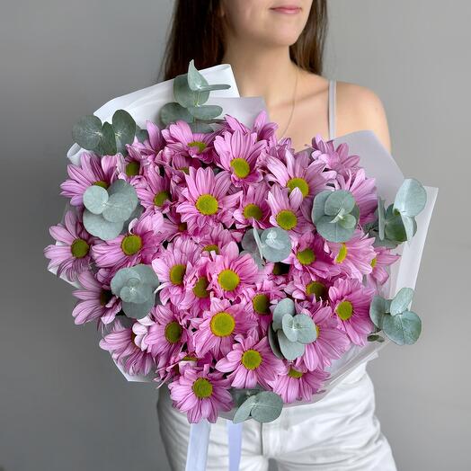 Нежный букет кустовая розовая хризантема Балерина и эвкалипт