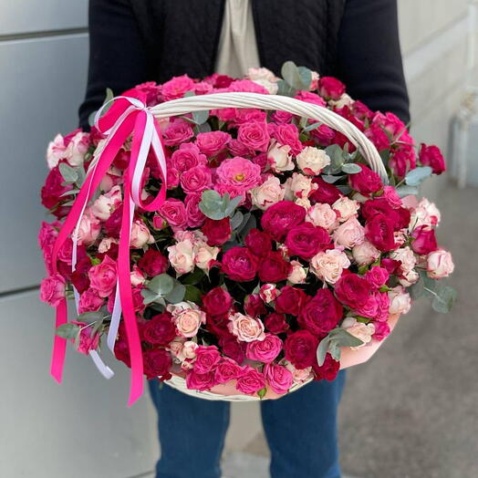 MIX SPARY ROSES IN THE BASKET