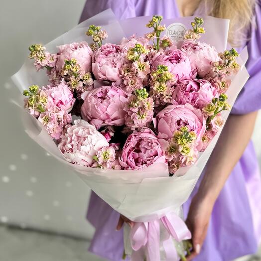 Букет «Аромат лета» из пионов и маттиолы 🌸🎀