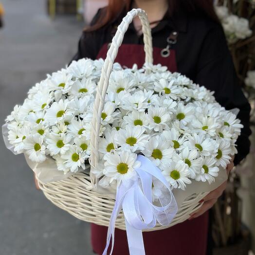 Корзина с кустовыми , ромашковидными хризантемами