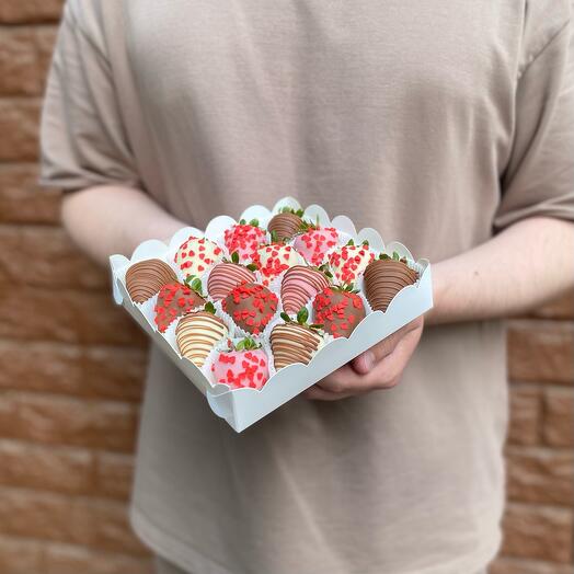 Коробка из 16 клубник в шоколаде