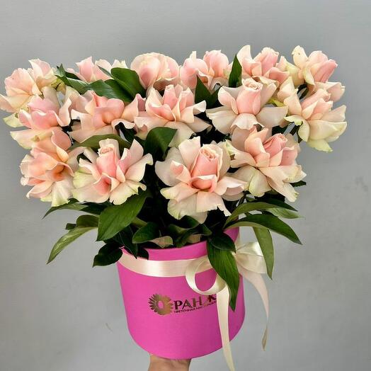 Букет из 15 голландских роз с зеленью в коробке от Оранж Алматы