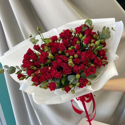 Букет из  красных кустовых роз