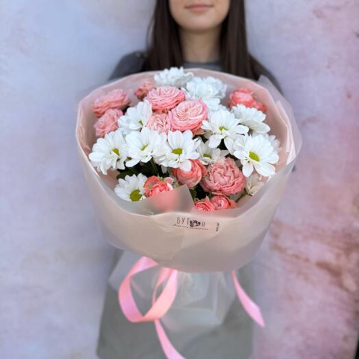 Delicate bouquet of daisies and bush roses