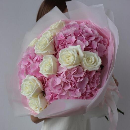 Волшебный букет из белых роз и розовых гортензий