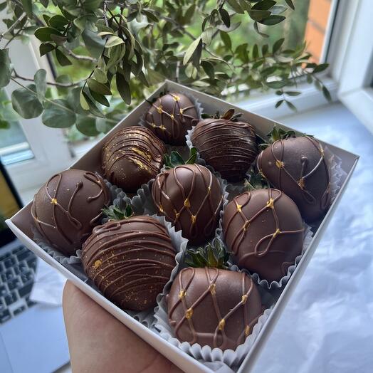 Клубника в молочном шоколаде🫶🏻