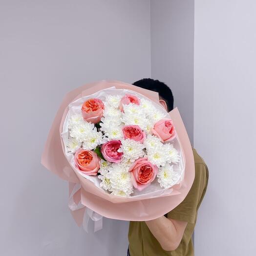 Букет из пионовидных роз и голландских хризантем