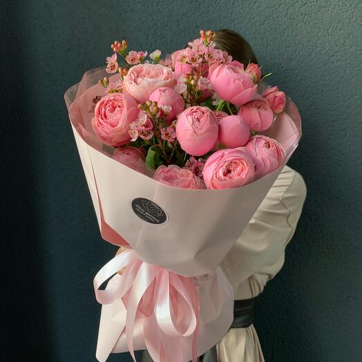 Ramo de rosas arbustivas en forma de peonía y camelacium "milagro de Bayas"