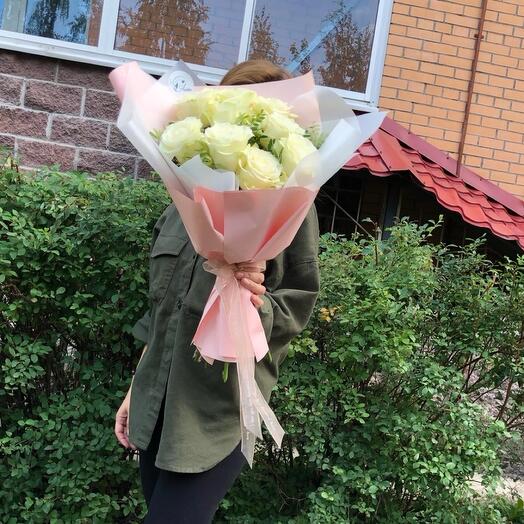 Букет из белых 9 роз с фисташкой