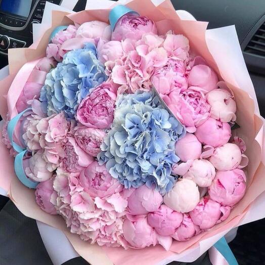 Bouquet of pink peonies and assorted hydrangeas