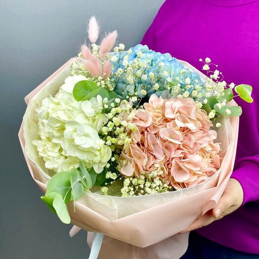 Эффектные гортензии в интересном букете