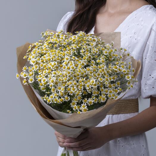 Букет из ромашек в крафте