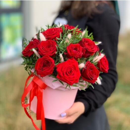 Red roses in a hatbox