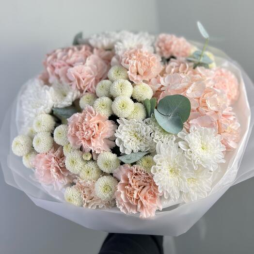 Delicadas hortensias Rosadas con Dianthus cremoso y crisantemos