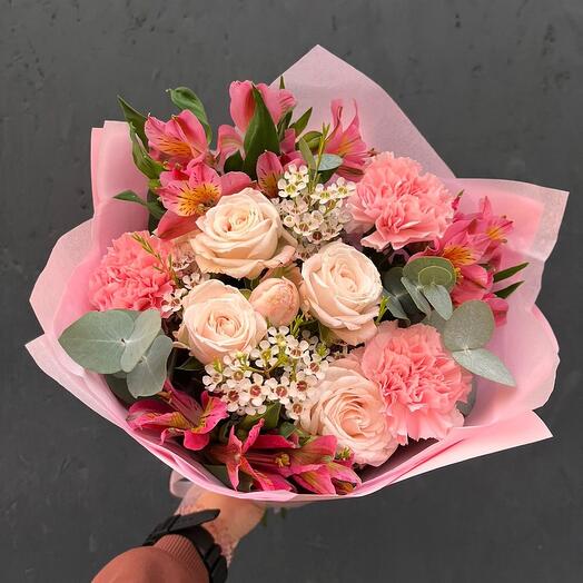 Ramo con claveles, rosa arbusto, alstroemeria, waxflower y eucalipto en paquete