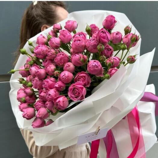 Прекрасный букет из пионовидных роз