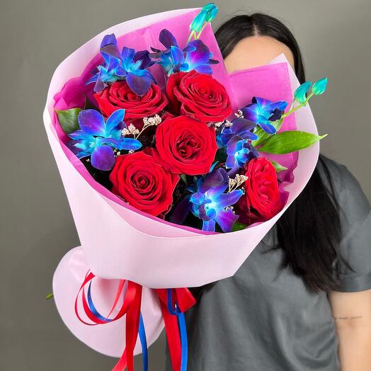 Букет красных роз с орхидей ( дендробиум )