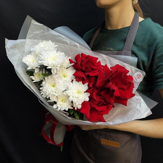Bouquet with French rose and bush chrysanthemum