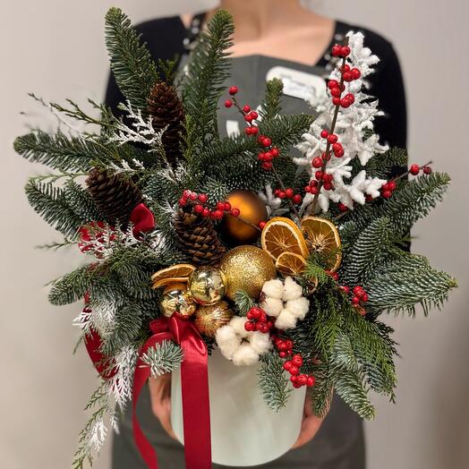 Зимняя композиция с нобилисом, илексом, шишками и елочными шарами в шляпной коробочке