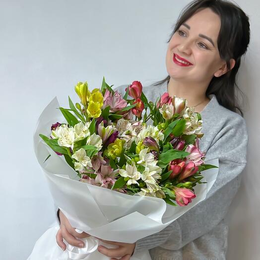 Нежный букет из 15  кружевных альстромерий в дизайнерской упаковке