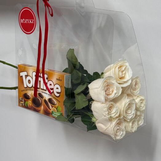 Сумочка из 9 белых роз с Toffifee