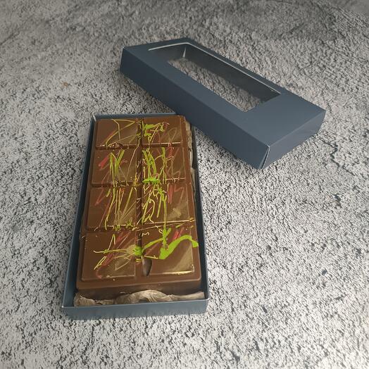 Chocolate de Dubai con cuadrados dibujados a mano