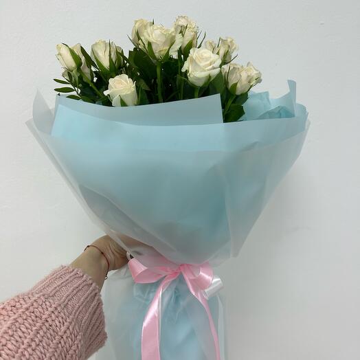 Букет из белых кустовых роз