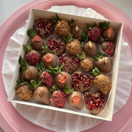 Клубника и гранат в шоколаде «Романтика» (20 ягод и 5 сердец) на день влюбленных