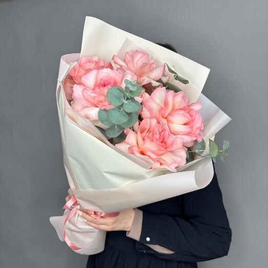 Букет из французских роз с эвкалиптом
