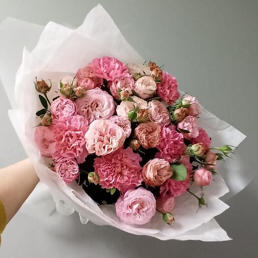Ramo con rosas peonías y Dianthus