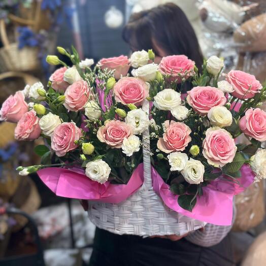 Нежная корзина с розами и лизиантусами