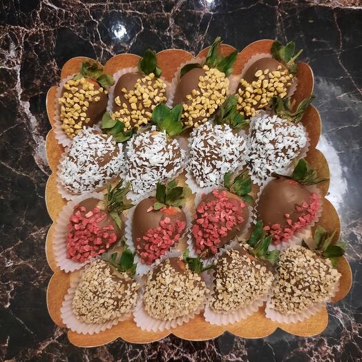 Клубника в молочном шоколаде набор
