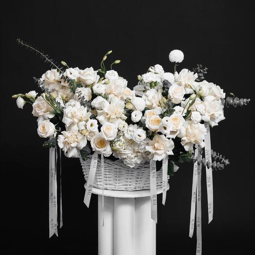 Стильная корзина с цветами