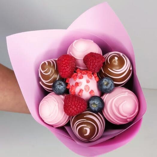 / Ramo de fresas cubiertas de chocolate / Flores y regalos / 8 de Marzo / 14 de Febrero / mamá