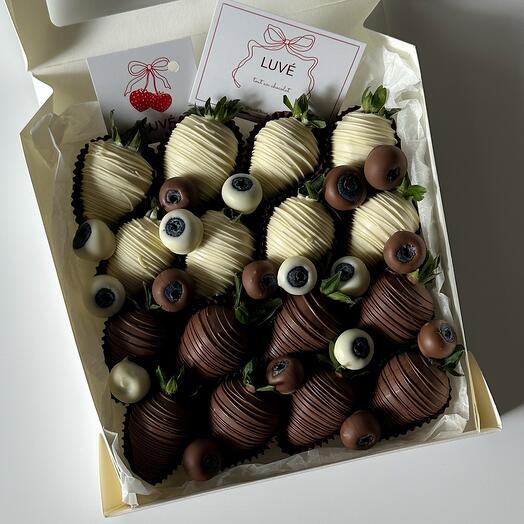 Strawberries and blueberries in premium chocolate, 16 pcs
