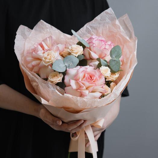 Un ramo increíblemente delicado con rosas francesas y arbustos
